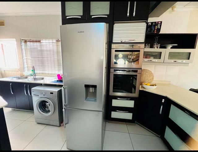 4 BEDROOM HOUSE FOR SALE IN BEREA WEST